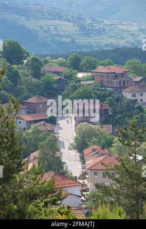 Blick auf Gorno Draglishte und die umliegende Landschaft von den Hügeln über der Stadt. Razlog Kommune, Blagoevgrad Provinz, Bulgarien Stockfoto