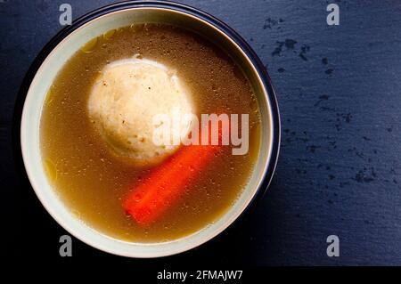 Hausgemachte Matzoh Kugelsuppe Stockfoto