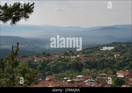 Blick auf Gorno Draglishte und die umliegende Landschaft von den Hügeln über der Stadt. Razlog Kommune, Blagoevgrad Provinz, Bulgarien Stockfoto