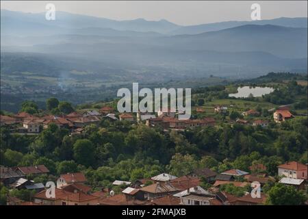 Blick auf Gorno Draglishte und die umliegende Landschaft von den Hügeln über der Stadt. Razlog Kommune, Blagoevgrad Provinz, Bulgarien Stockfoto