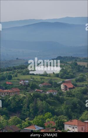 Blick auf Gorno Draglishte und die umliegende Landschaft von den Hügeln über der Stadt. Razlog Kommune, Blagoevgrad Provinz, Bulgarien Stockfoto