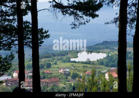 Blick auf Gorno Draglishte und die umliegende Landschaft von den Hügeln über der Stadt. Razlog Kommune, Blagoevgrad Provinz, Bulgarien Stockfoto