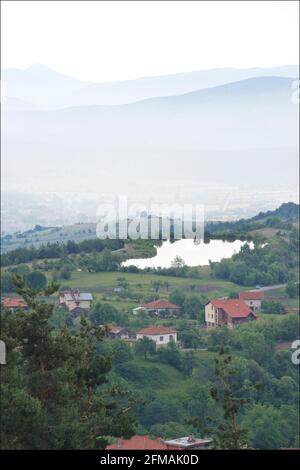 Blick auf Gorno Draglishte und die umliegende Landschaft von den Hügeln über der Stadt. Razlog Kommune, Blagoevgrad Provinz, Bulgarien Stockfoto