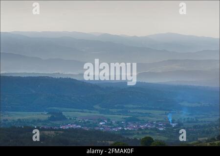 Blick auf Dolno Draglishte und die umliegende Landschaft von den Hügeln oberhalb von Gorno Draglishte. Razlog Kommune, Blagoevgrad Provinz, Bulgarien Stockfoto