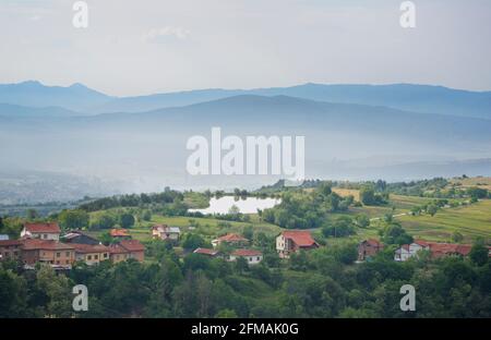 Blick auf Gorno Draglishte und die umliegende Landschaft von den Hügeln über der Stadt. Razlog Kommune, Blagoevgrad Provinz, Bulgarien Stockfoto