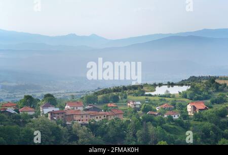 Blick auf Gorno Draglishte und die umliegende Landschaft von den Hügeln über der Stadt. Razlog Kommune, Blagoevgrad Provinz, Bulgarien Stockfoto