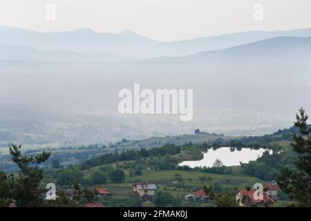 Blick auf Gorno Draglishte und die umliegende Landschaft von den Hügeln über der Stadt. Razlog Kommune, Blagoevgrad Provinz, Bulgarien Stockfoto