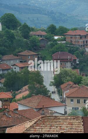 Blick auf Gorno Draglishte und die umliegende Landschaft von den Hügeln über der Stadt. Razlog Kommune, Blagoevgrad Provinz, Bulgarien Stockfoto