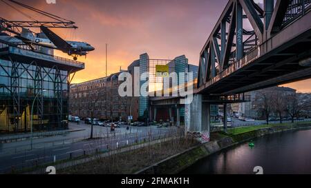 Sonnenuntergang mit der U-Bahn am Berliner Gleisdreieck. Stockfoto