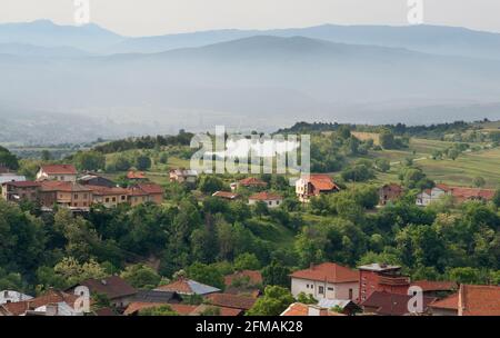 Blick auf Gorno Draglishte und die umliegende Landschaft von den Hügeln über der Stadt. Razlog Kommune, Blagoevgrad Provinz, Bulgarien Stockfoto