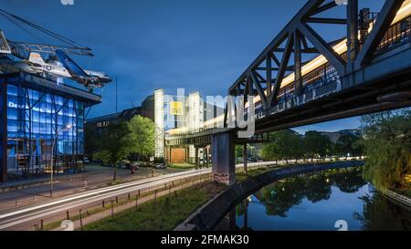 Leichte Wege des U-Bahn- und Straßenverkehrs am Gleisdreieck in Berlin. Stockfoto