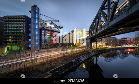 Leichte Wege des U-Bahn- und Straßenverkehrs am Gleisdreieck in Berlin. Stockfoto