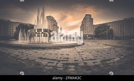 Roter Sonnenuntergang am Berliner Strausberger Platz mit dem Berliner Fernsehturm im Hintergrund. Stockfoto