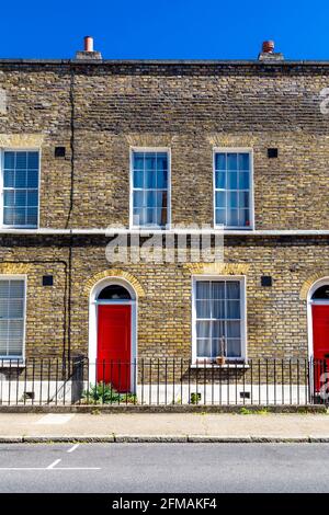 Haus mit mittlerer Terrasse in einer georgianischen Terrasse in Whitechapel / Shadwell, East London, Großbritannien Stockfoto