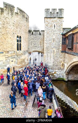 Touristenmassen, die einem Reiseführer im Tower of London, London, Großbritannien, zuhören Stockfoto