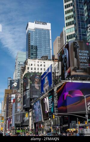 Auf dem Times Square befinden sich elektronische Werbetafeln, auf denen das Edition Hotel im Hintergrund zu sehen ist, New York City, USA, Mai 2021 Stockfoto