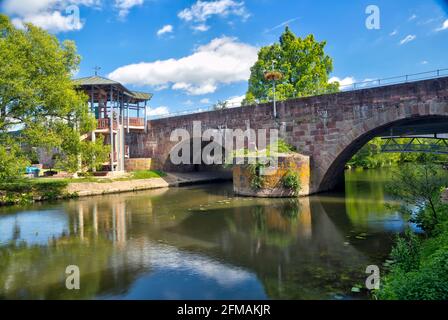 Saale-Brücke, fränkische Saale, Sommer, Spiegelung, Gemünden am Main, Main-Spessart, Franken, Bayern, Deutschland, Europa, Stockfoto