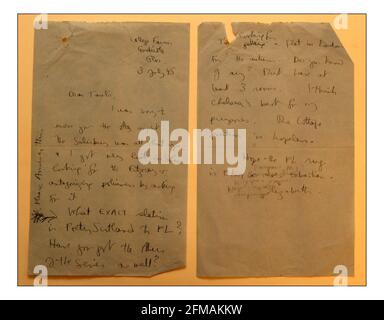 Fotografiert in der British Library Christopher Fletcher mit der Sammlung von Meary James Tambimuttu.EIN Brief von Elizabeth Smart. PIC DAVID SANDISON. 24/2/2005 Stockfoto