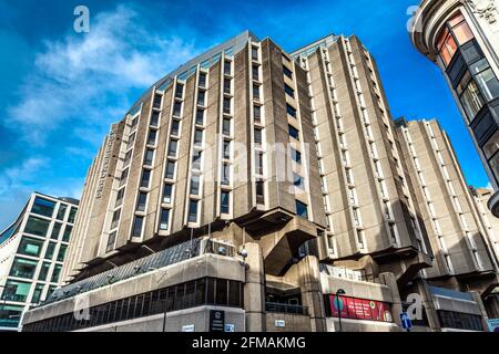 Brutalistisches Gebäude des St. Giles Hotels in der Tottenham Court Road, London, Großbritannien Stockfoto