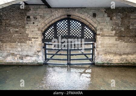 Traitors' Gate - Eingang, durch den viele Gefangene der Tudors am Tower of London, London, Großbritannien ankamen Stockfoto