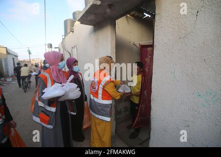 Gaza, Palästina. Mai 2021. Palästinensische Freiwillige verteilen am 7. Mai 2021 in der Stadt Rafah im südlichen Gazastreifen kostenloses iftar. Quelle: Khaled Omar/Xinhua/Alamy Live News Stockfoto