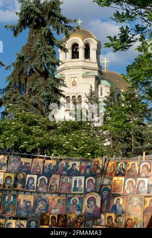 Souvenirs für Touristen. Gemalte orthodoxe christliche Ikonen zum Verkauf im Park neben der Alexander-Newski-Kathedrale (bulgarisch: Храм-паметник 'Свети Александър Невски', Hram-pametnik 'Sveti Aleksandar Nevski') ist eine bulgarisch-orthodoxe Kathedrale in Sofia, der Hauptstadt Bulgariens Stockfoto