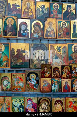 Touristische und religiöse Souvenirs. Gemalte orthodoxe christliche Ikonen zum Verkauf im Park neben der St. Alexander Newski Kathedrale. Sofia, Bulgarien Stockfoto