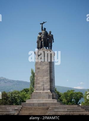 Das Denkmal der sowjetischen Armee befindet sich auf dem Tsar Osvoboditel Boulevard, Sofia, Bulgarien. Das Denkmal wurde 1954 anlässlich des 10. Jahrestages der Befreiung durch die sowjetische Armee errichtet, was die allgemeine russische Interpretation der komplexen Militärgeschichte Bulgariens während des Zweiten Weltkriegs darstellt Stockfoto