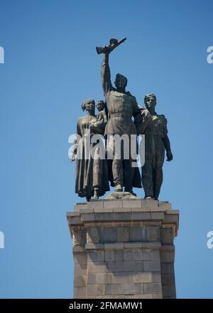 Das Denkmal der sowjetischen Armee befindet sich auf dem Tsar Osvoboditel Boulevard, Sofia, Bulgarien. Das Denkmal wurde 1954 anlässlich des 10. Jahrestages der Befreiung durch die sowjetische Armee errichtet, was die allgemeine russische Interpretation der komplexen Militärgeschichte Bulgariens während des Zweiten Weltkriegs darstellt Stockfoto