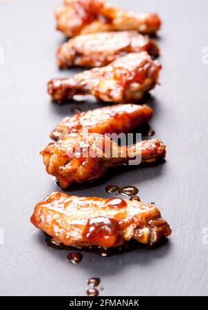 Würzige Hähnchenflügel zum Abendessen Stockfoto