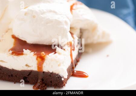 Käsekuchen-Brownie mit Eis Stockfoto