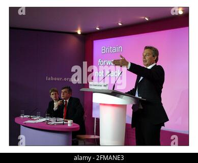 Tony Blair und Gordon Brown bei ihrer Early Morning Press Conf.pic David Sandison 11/4/2005 Stockfoto