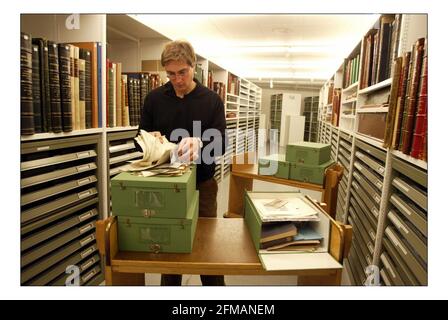 Fotografiert in der British Library Christopher Fletcher mit der Sammlung von Meary James Tambimuttu.Pic DAVID SANDISON. 24/2/2005 Stockfoto