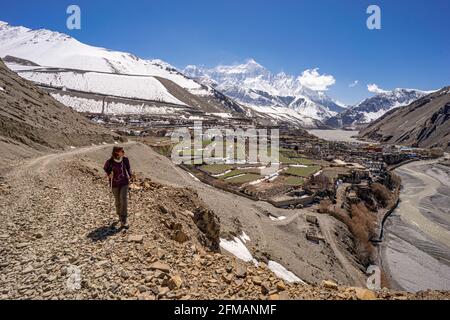 Junge Frau wandert über Chusang, Upper Mustang, Nepal Stockfoto