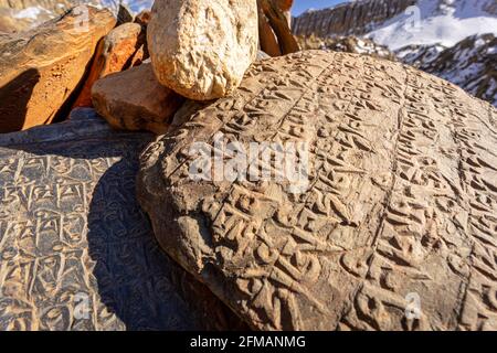 Mani Steine im Dorf Tanje, nicht weit von Chusang, Upper Mustang, Nepal Stockfoto