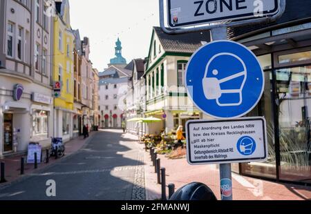 Recklinghausen, Nordrhein-Westfalen, Deutschland - Maskenanforderung in der Altstadt von Recklinghausen in Zeiten der Koronakrise während der zweiten Sperre sind nur wenige Passanten in der Fußgängerzone, Geschäfte in NRW unter bestimmten Bedingungen teilweise geöffnet, klicken & treffen, online registrieren oder direkt vor Ort einkaufen ist nur mit einem negativen aktuellen Corona-Test möglich. Stockfoto