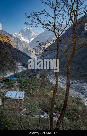 Kali Ghandaki Valley in der Nähe von Tatopani mit dem 6839 m hohen Nilgiri South, Myagdi District, Nepal Stockfoto