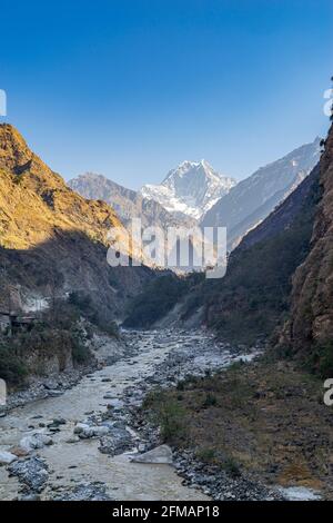 Kali Ghandaki Valley in der Nähe von Tatopani mit dem 6839 m hohen Nilgiri South, Myagdi District, Nepal Stockfoto