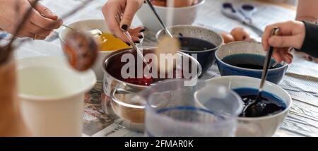 Ostereier, Ostereier färben, Farbbäder Stockfoto