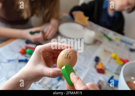 Kinder malen Ostereier Stockfoto