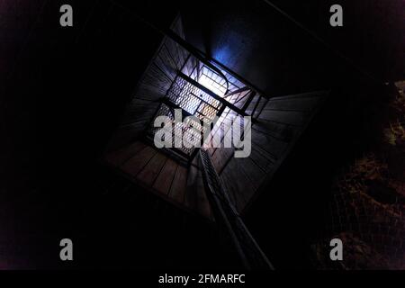 Tennant Creek, Australien - 2019. August: Blick von unten auf den Minenaufzug im Battery Hill Mining Center Museum, während der Führung durch die Mine. Stockfoto