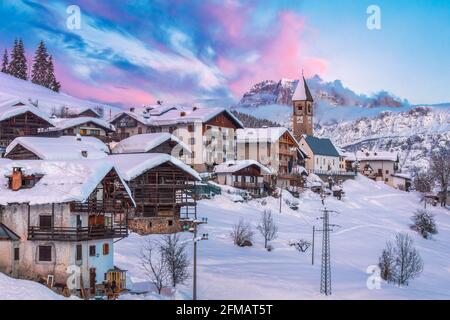 Das alte Dorf Sappade im Winter, im Hintergrund der Berg Civetta, Dolomiten. Gemeinde Falcade, Belluno, Venetien, Italien Stockfoto