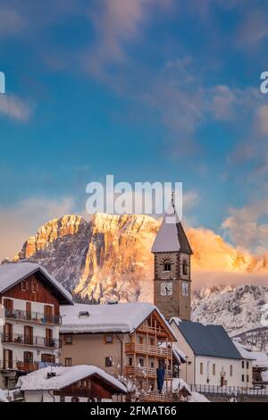 Das alte Dorf Sappade im Winter, im Hintergrund der Berg Civetta, Dolomiten. Gemeinde Falcade, Belluno, Venetien, Italien Stockfoto