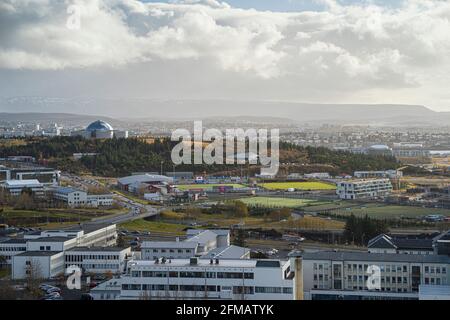 Perlan Museum mit dem Universitätskrankenhaus Landspitali im Vordergrund, aufgenommen vom Kirchturm der lutherischen Kirche (Hallgrímskirkja), Bezirk Öskjuhlið, Island Stockfoto