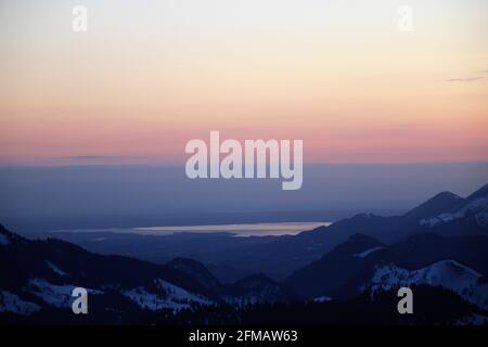 Blick von der Auer Auerspitze (1811) im Mangfallgebirge Richtung Chiemsee bei Sonnenaufgang, Europa, Deutschland, Bayern, Oberbayern, Bayerische Alpen, Mangfallgebirge, Spitzingsee Stockfoto