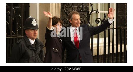 Nach der Rückkehr aus Sedgefield kommen Tony Blair und Cherie um 6.45 Uhr nach dem Sieg der Labour-Partei bei den Parlamentswahlen 2005 in Downing Street an.Bild David Sandison 6/5/2005 Stockfoto