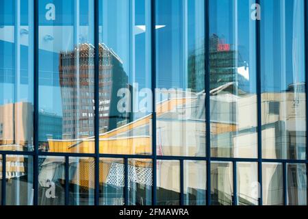 Berlin, Spiegelung, Philharmonie, DB Tower, Kollhoff Tower Stockfoto