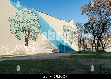 Berlin, Tiergraten, Hildebrandstraße, Parkplatz, einsames Auto vor Wandbild (Wandmalerei) Stockfoto