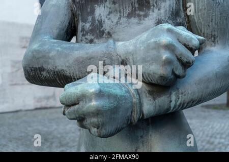 Berlin, Gedenkstätte Deutscher Widerstand, Bendlerblock, Statue von Richard Scheibe, Hände gebunden Stockfoto