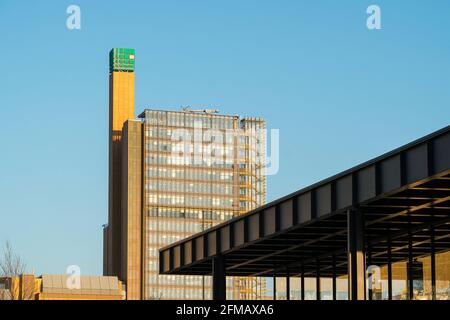 Berlin, Debis Tower am Potsdamer Platz, im Vordergrund die Neue Nationalgalerie von Mies van der Rohe Stockfoto